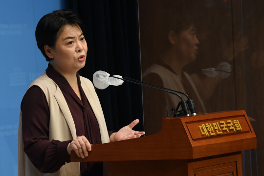 지난 7월2일 서울 여의도 국회 소통관에서 윤희숙 국민의힘 의원이 대통령선거 출마 기자회견을 하고 있다.연합뉴스